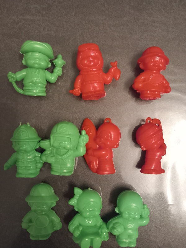 Lot de 10 figurines kiki Moncchichi bonux vert et rouge